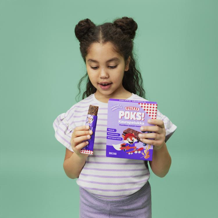 PILTTI POKS! tyttö ja patukat